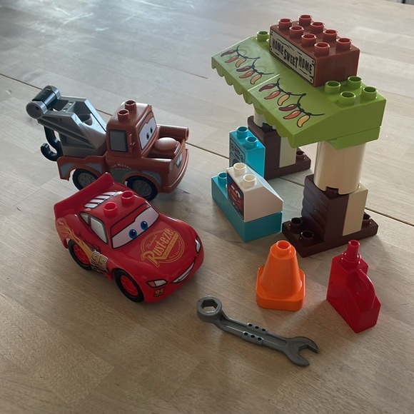 Lego DUPLO Cars 3 Mater’s Shed Set - Picture 7 of 9